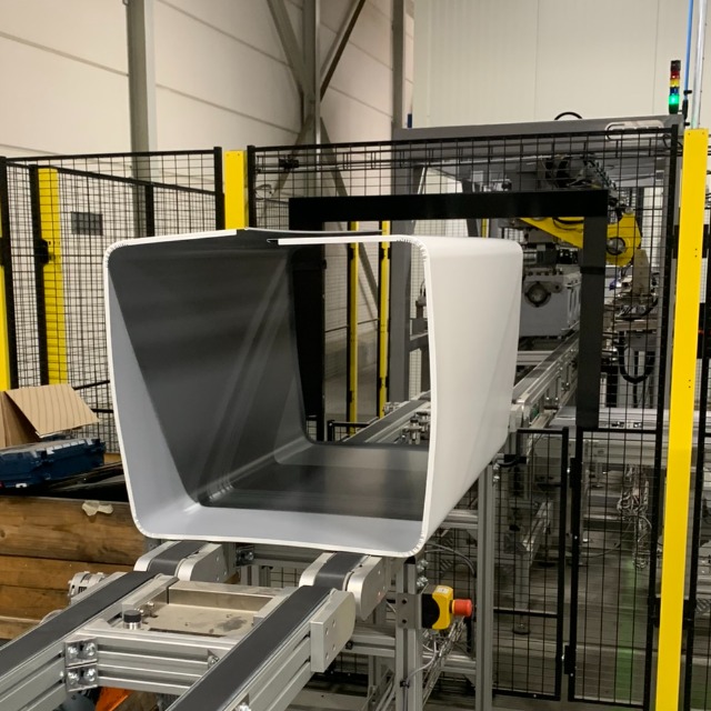 Aanvoer van de mantel in de machine